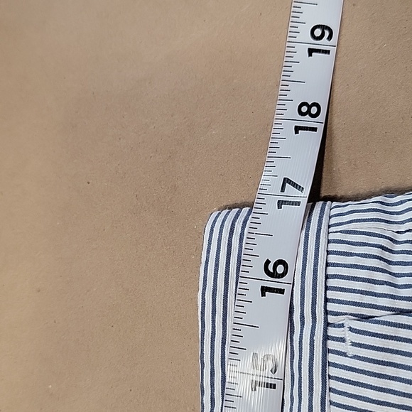 Ann Taylor Size 8 Blue White Striped Seersucker Devin City Short, Exc. Used Cond - Picture 4 of 12